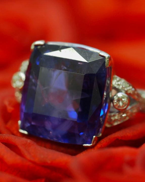 Ogden of Harrogate Jewellery 24.59ct Ceylon Colour Change Saphire