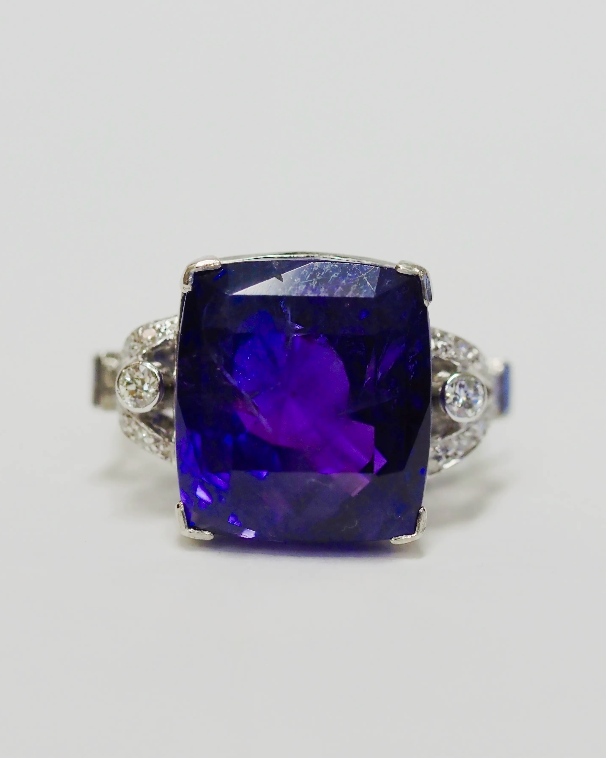 Ogden of Harrogate Jewellery 24.59ct Ceylon Colour Change Saphire