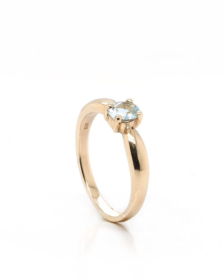 Ogden of Harrogate Jewellery 9ct Yellow Gold Single Stone Oval Aquamarine Ring