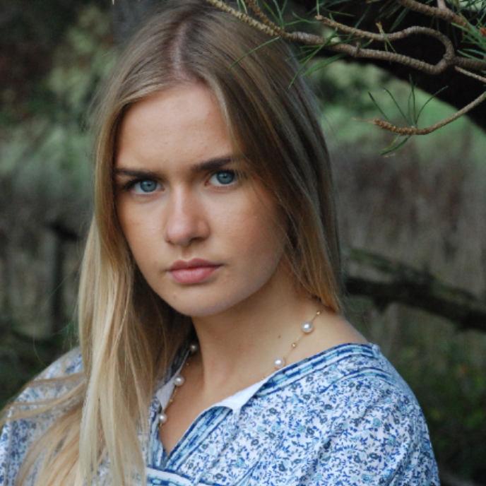 Ogden of Harrogate Jewellery Single Row of Diamond and Akoya Pearl Necklace on a 18k Yellow Gold Chain