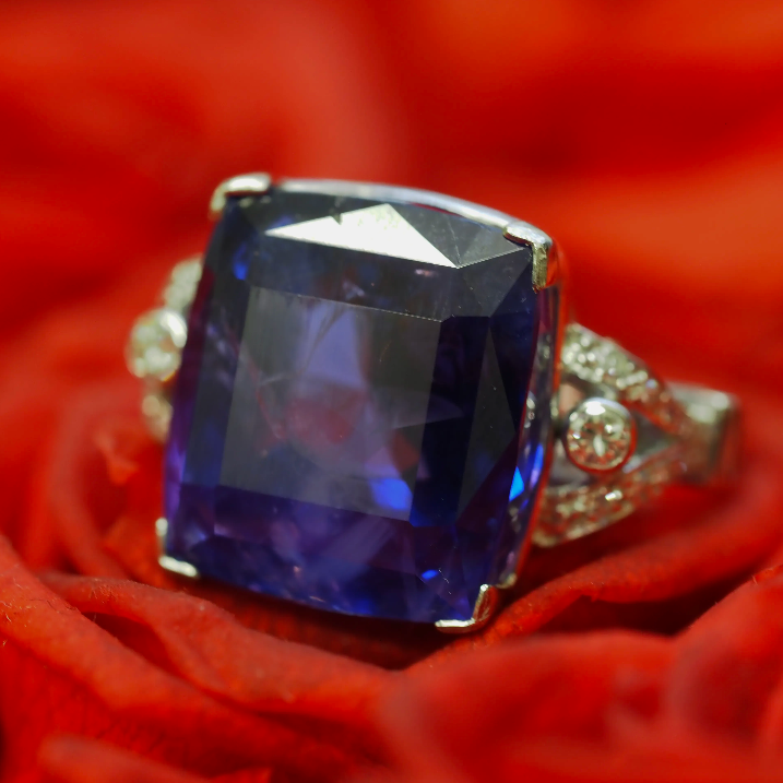 Ogden of Harrogate Jewellery 24.59ct Ceylon Colour Change Saphire